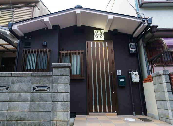 伏見稲荷、東福寺まで徒歩圏内のリフォーム済み簡易宿所 売却物件です（現在営業中）。
